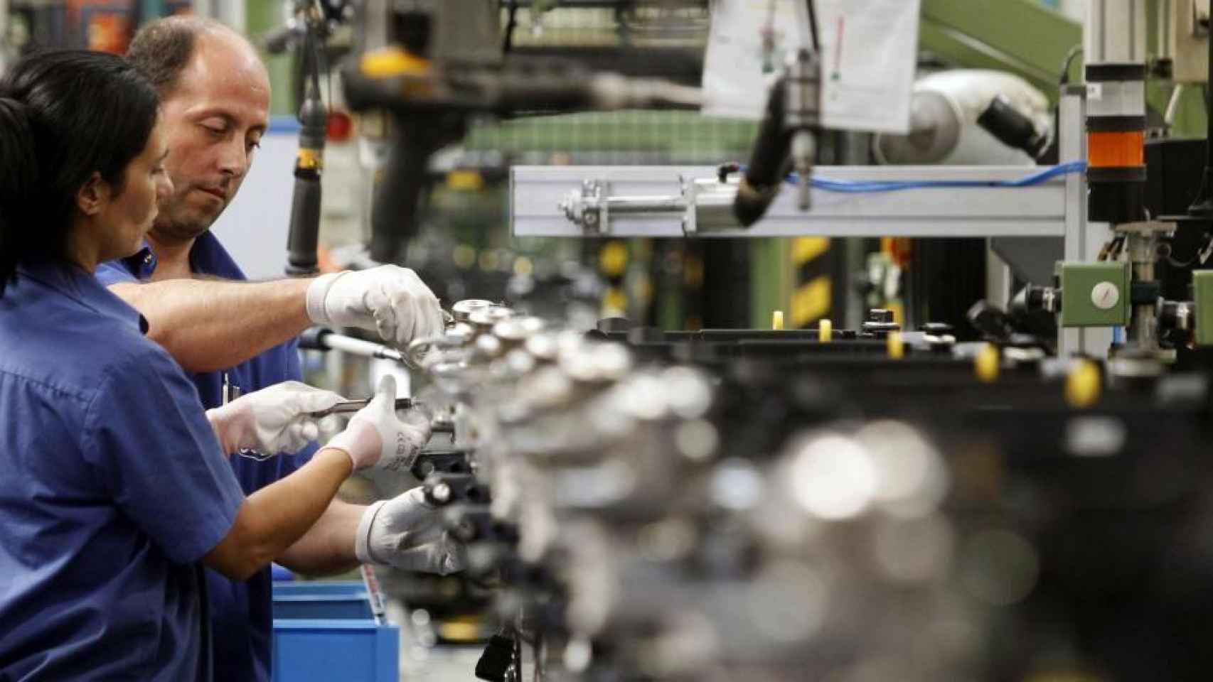 Dos empleados trabajan en una fábrica de Cataluña