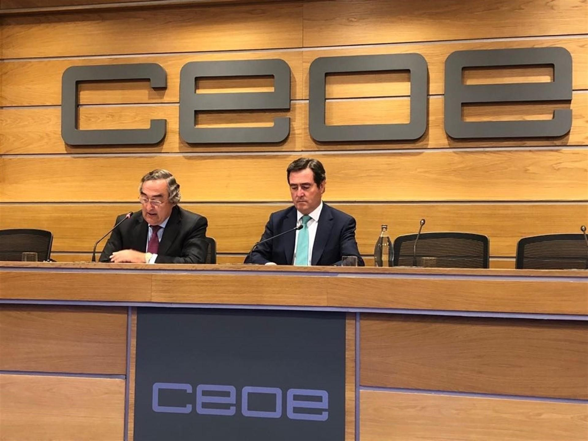 Juan Rosell, a la izquierda, da el testigo en la presidencia de la CEOE a Antonio Garamendi