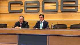 Juan Rosell, a la izquierda, da el testigo en la presidencia de la CEOE a Antonio Garamendi