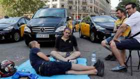 Taxistas en huelga de Barcelona cortan la Gran Via