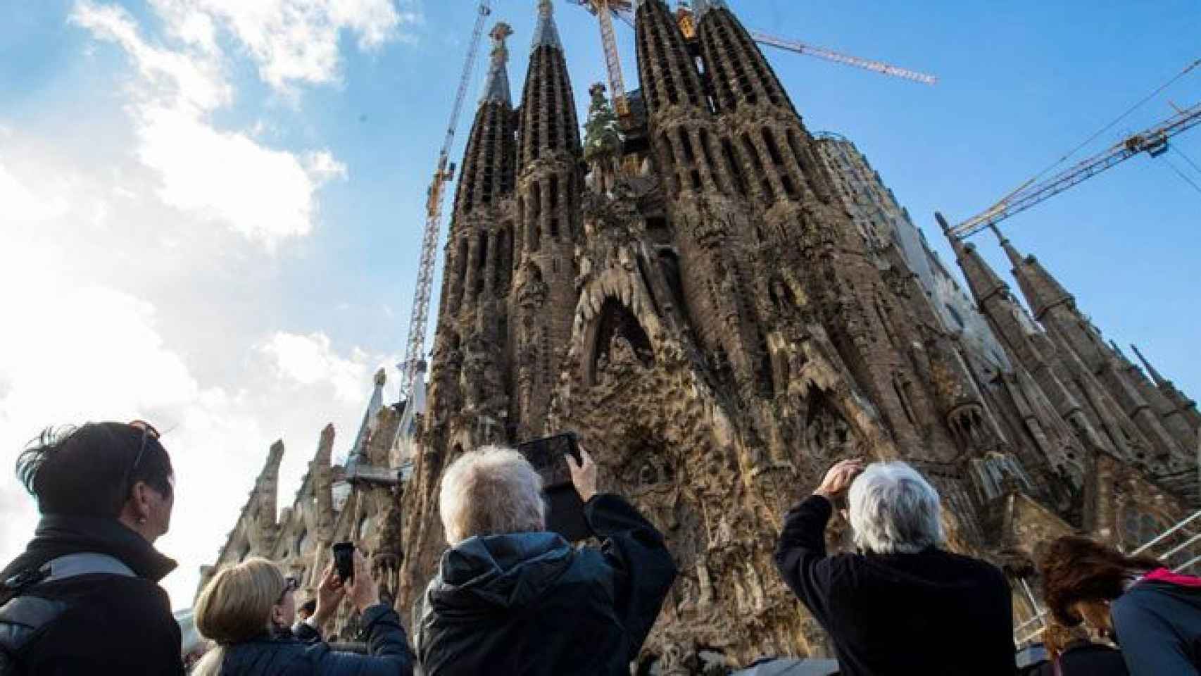 Turistas ante la Sagrada Familia de Barcelona, donde no se renovaron 2.000 empleos por el 'procés', según el Gremi d'Hotels / EFE