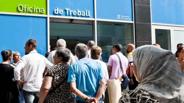 Cola de parados en las puertas de una Oficina de Treball de la Generalitat / BCN ACTIVA