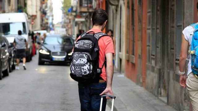 Dos turistas en el barrio de la Barceloneta / EFE