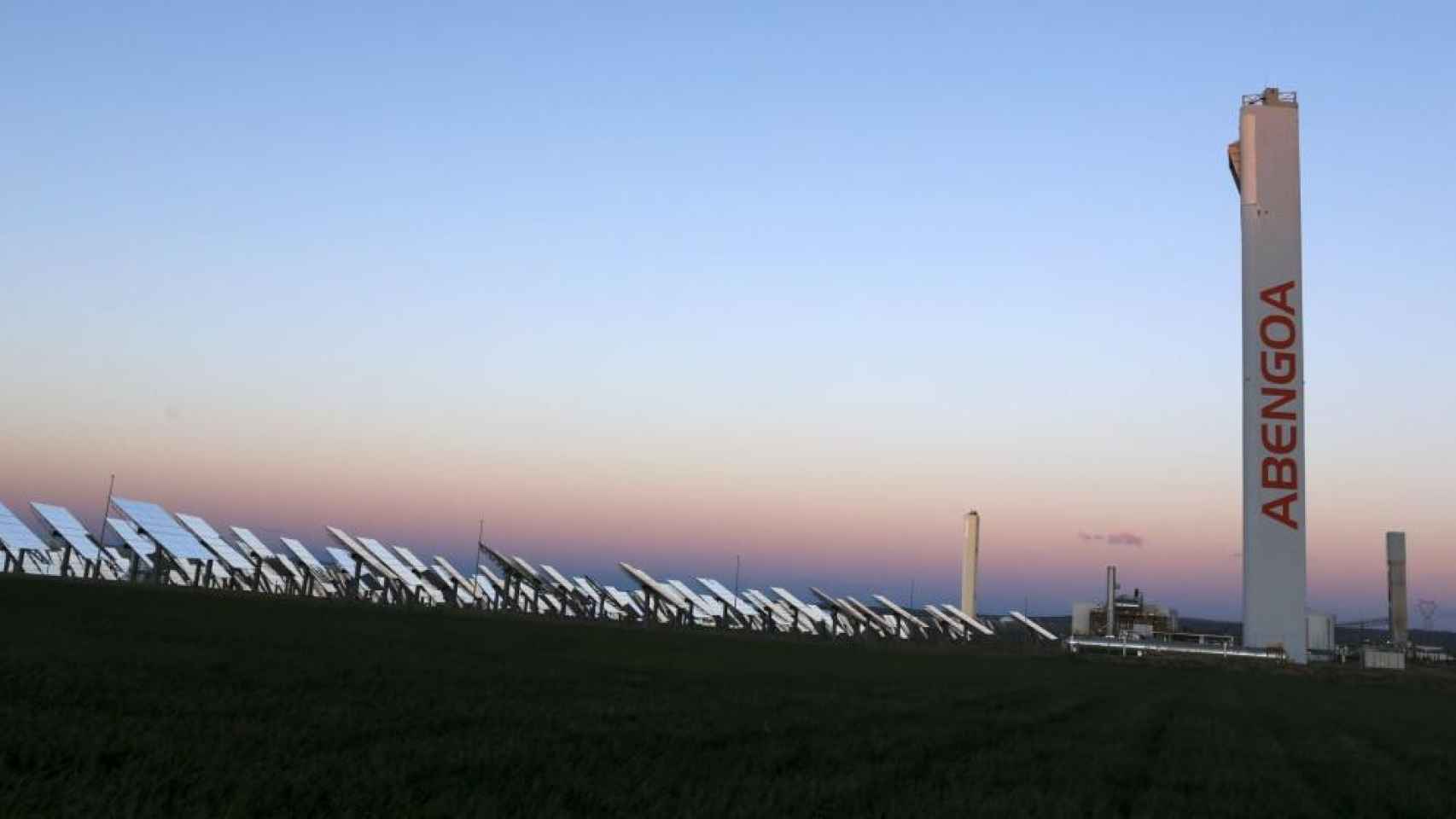 Una planta fotovoltaica de Abengoa, en una imagen de archivo / EFE