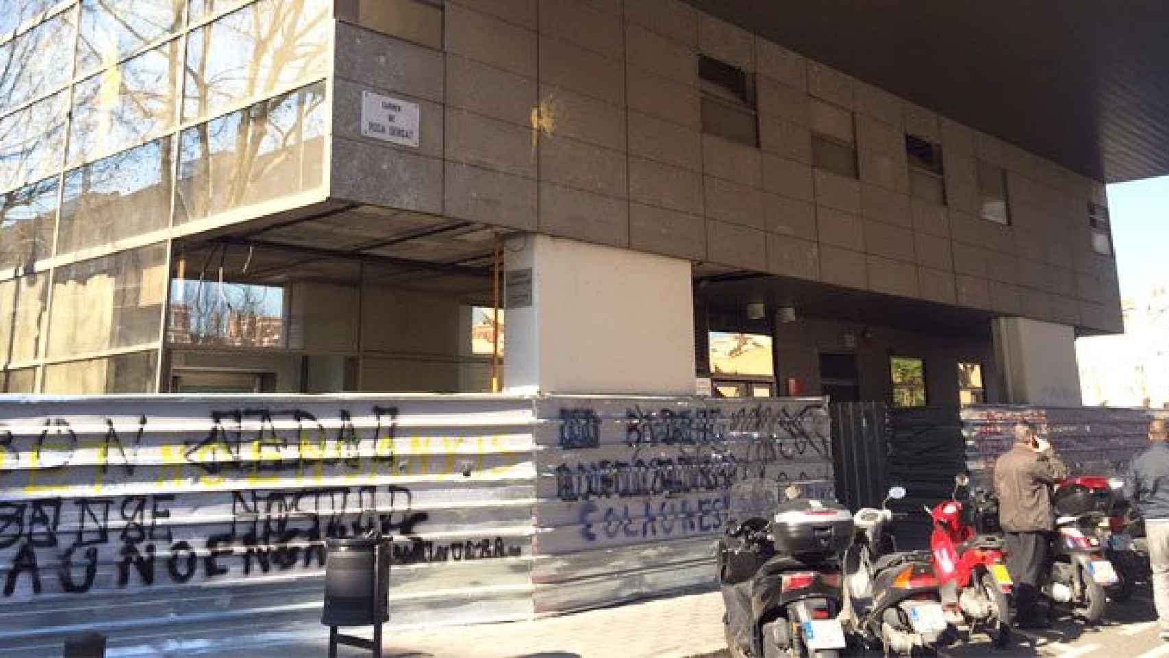 Pintadas en la fachada del futuro albergue de Onix Renta en la Vila Olímpica de Barcelona / CG