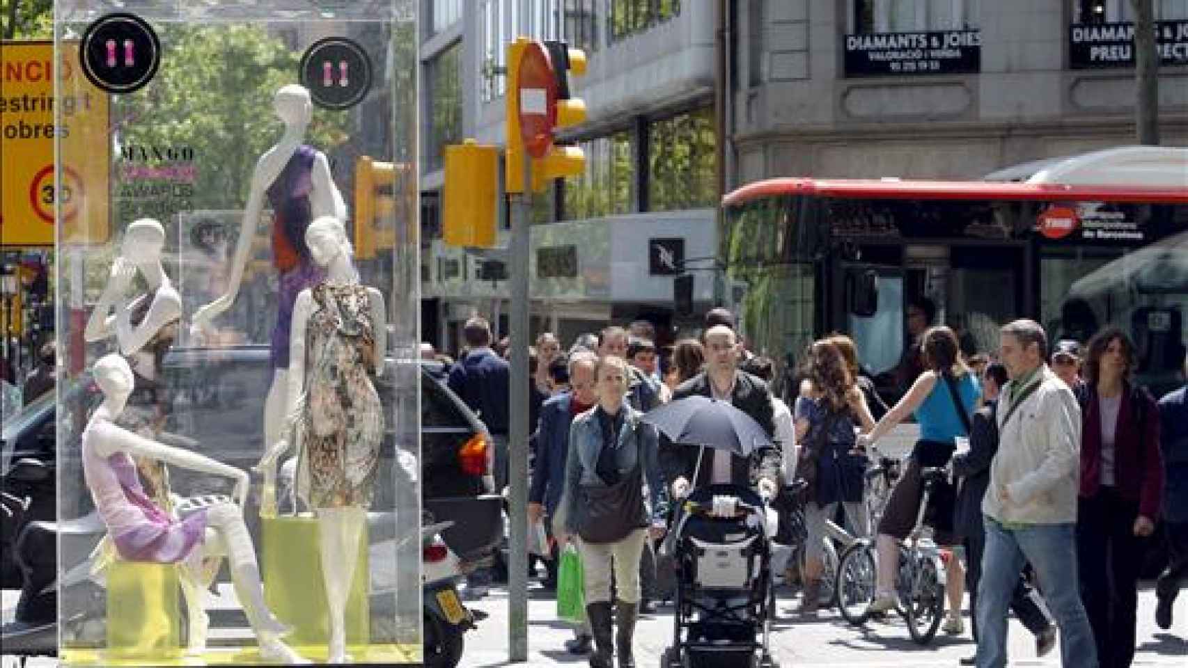 Imagen del Paseo de Gracia de Barcelona lleno de personas / CG