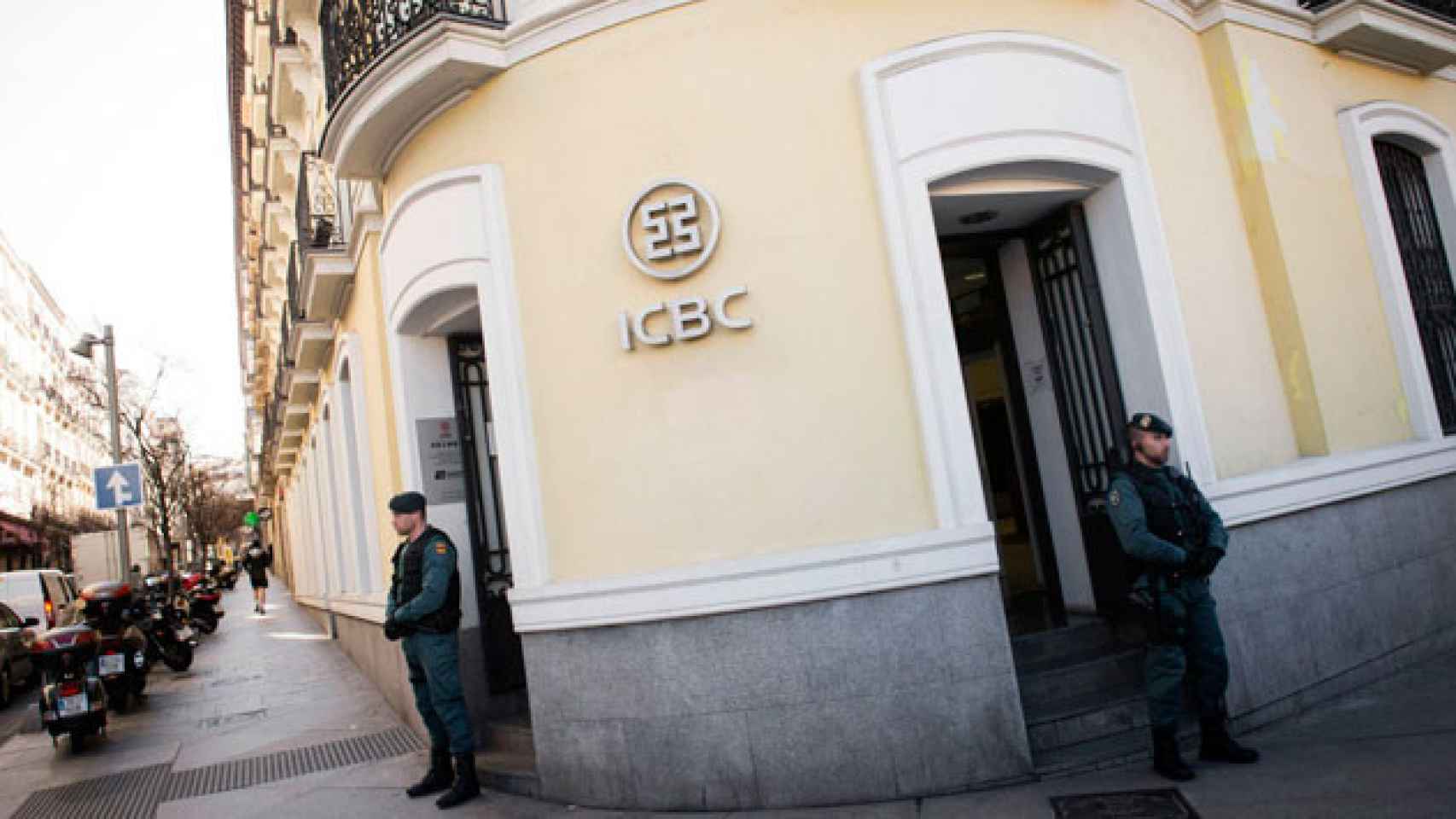 Dos Guardias Civiles custodian la entrada del banco ICBC en Madrid durante la Operación Sombra / EFE