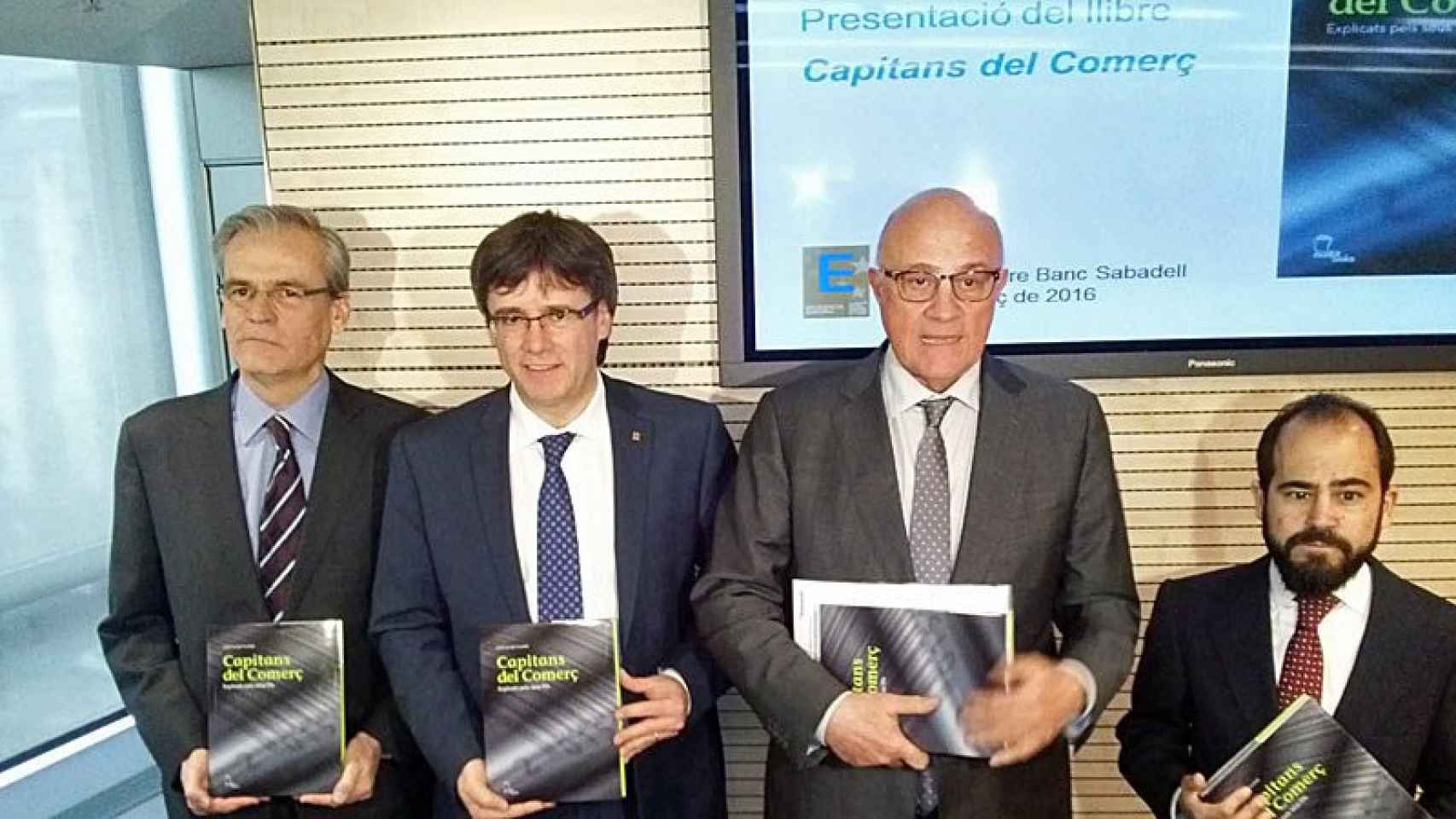 Xavier Cambra, Carles Puigdemont, Josep Oliu (Banc Sabadell) y Joan Safont, durante la presentación del libro 'Capitanes del comercio'
