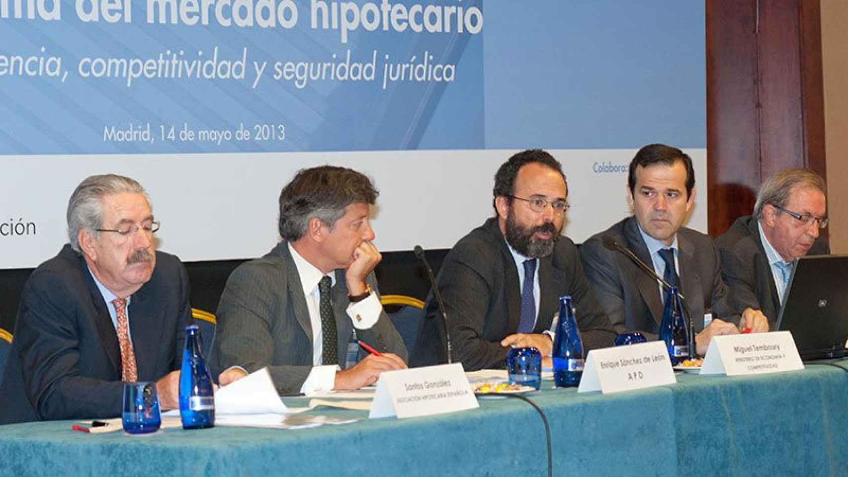Santos González, presidente de la AHE (I), en unas jornadas de la Asociación para el Progreso de la Dirección.