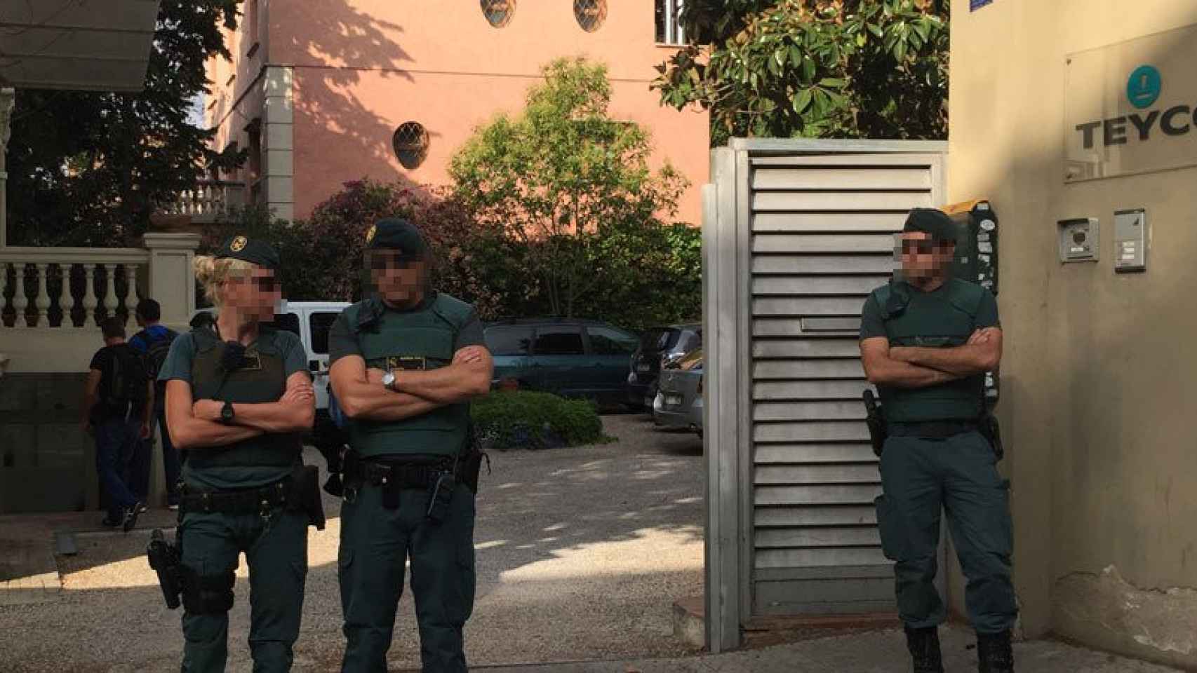 Agentes de la Guardia Civil custodian los accesos a la sede barcelonesa de la constructora Teyco, de la familia Sumarroca