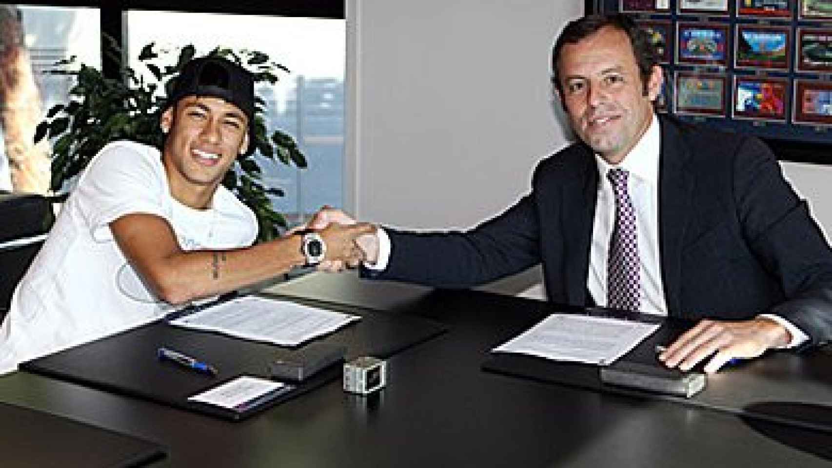 Neymar y Rosell, tras la firma del contrato