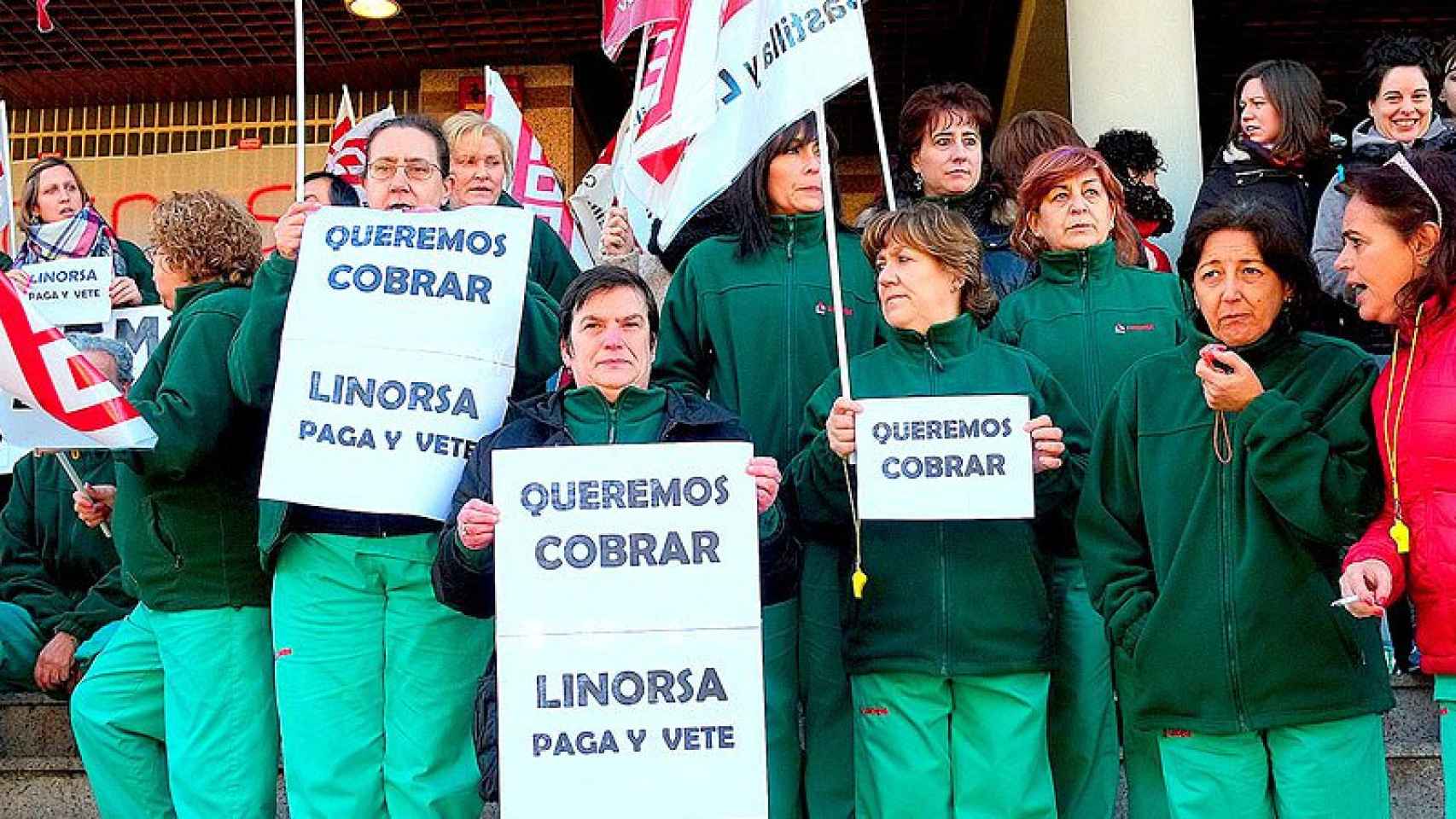 Los trabajadores de Linorsa pidendo a la ULE la rescisión del contrato en una manifestación.