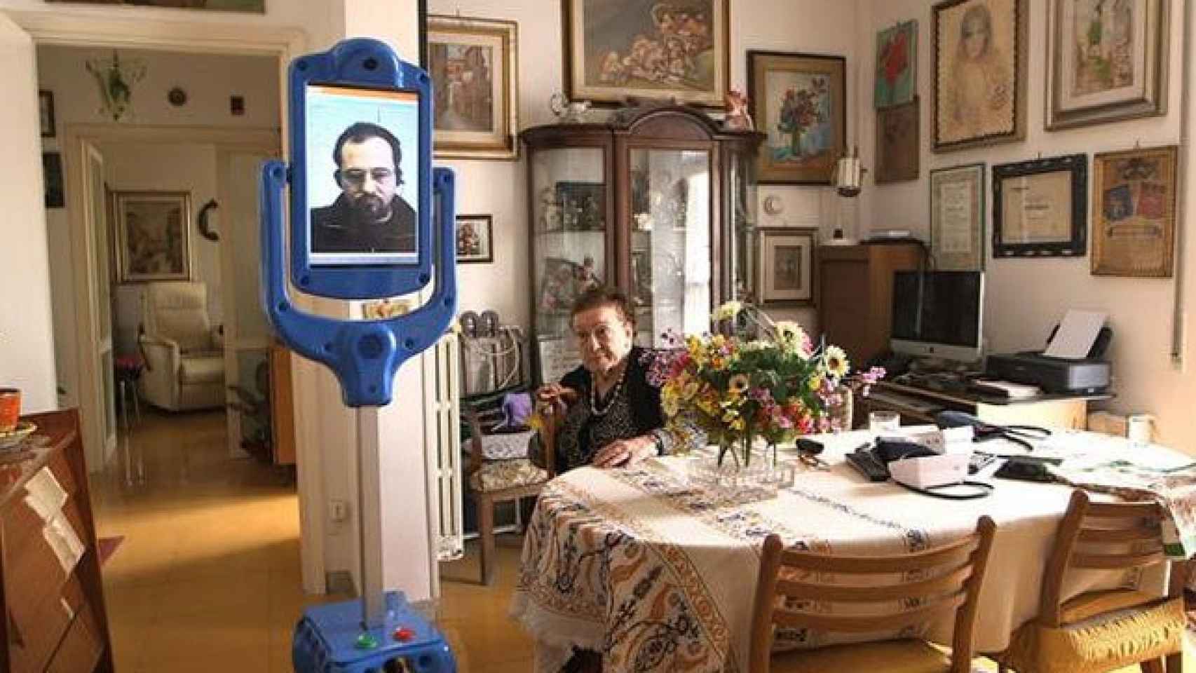 Lea Mina Ralli en su casa con el robot GiraffPlus.
