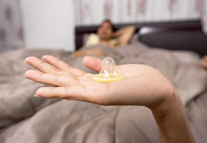 Preservativo en la mano de una mujer / PIXABAY