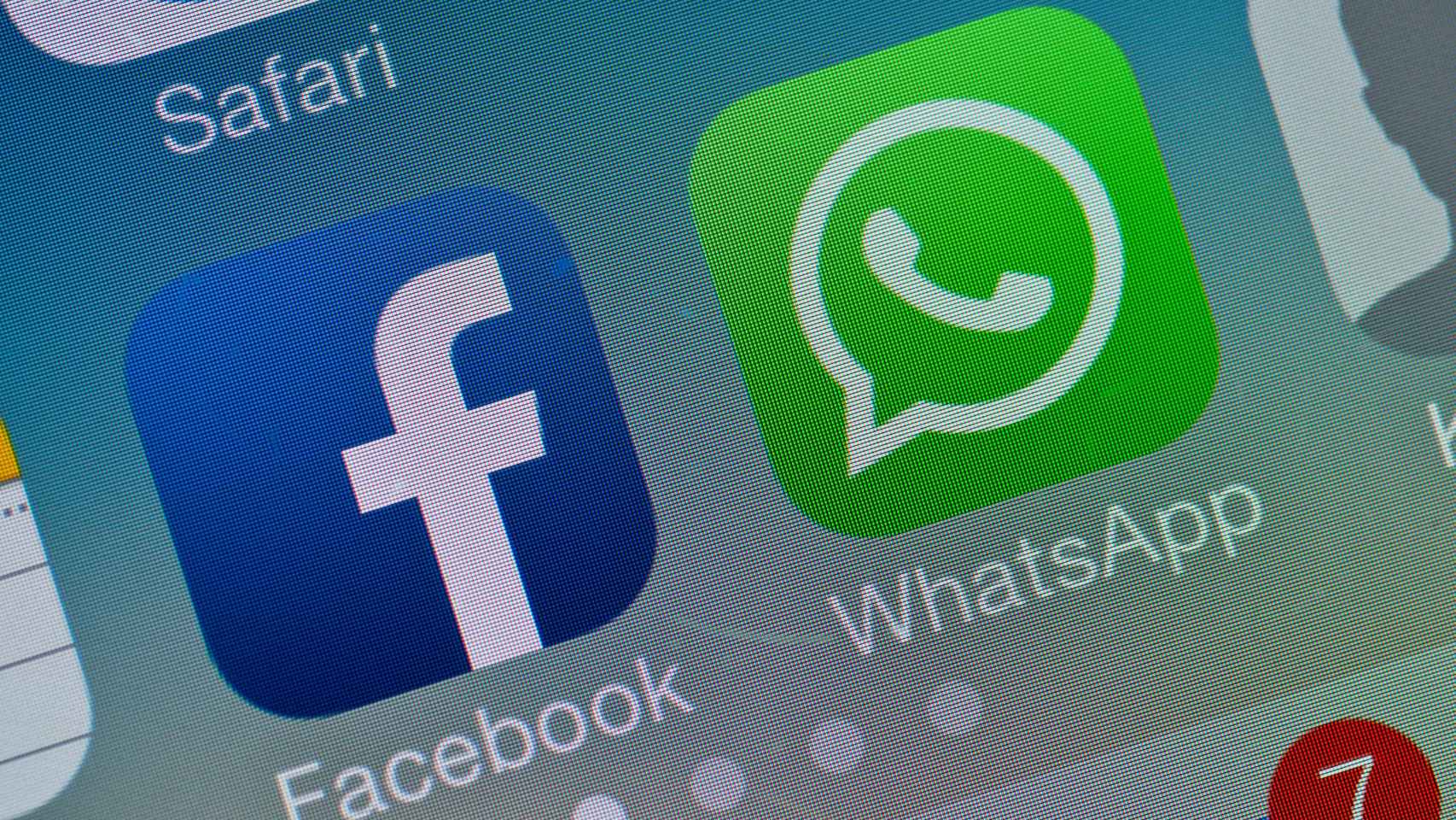 Los logos de Facebook y Whatsapp en un dispositivo móvil / EP
