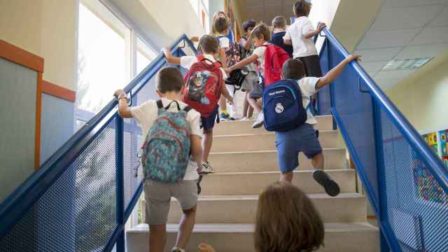 Un grupo de alumnos sube las escaleras de su colegio el primer día del curso 2016/2017 / EFE