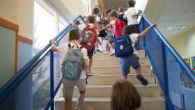 Un grupo de alumnos sube las escaleras de su colegio el primer día del curso 2016/2017 / EFE
