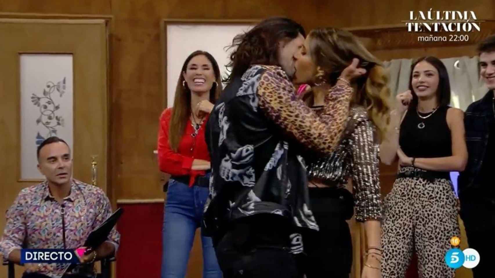 El beso entre Luca y Cristina / MEDIASET