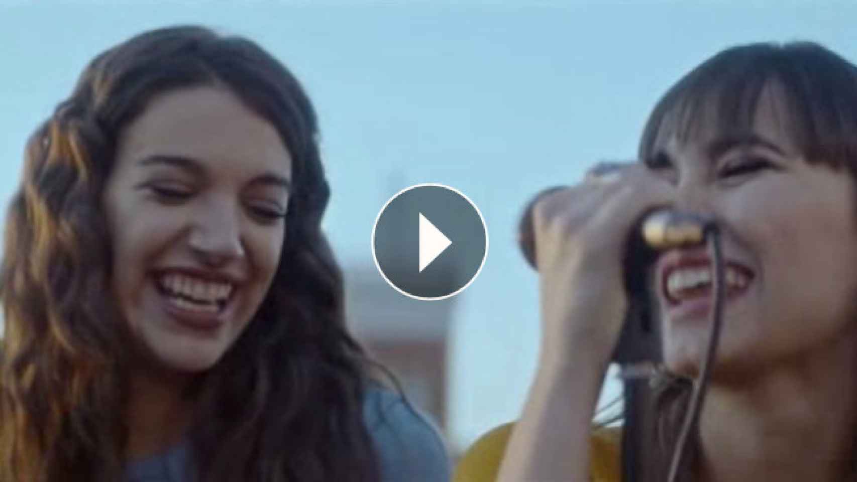 Aitana y Ana Guerra en el vídeo de Coca-Cola / COCA-COLA