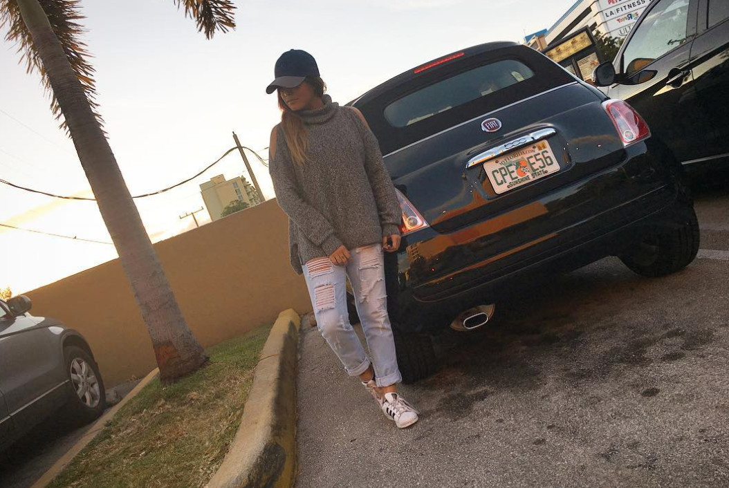Gloria Camila en sus vacaciones en Miami posando junto a un coche / INSTAGRAM