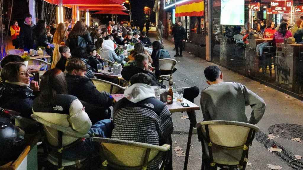 Varios aficionados ven en la televisión de un bar un partido de fútbol / XUAN CUETO - EUROPA PRESS