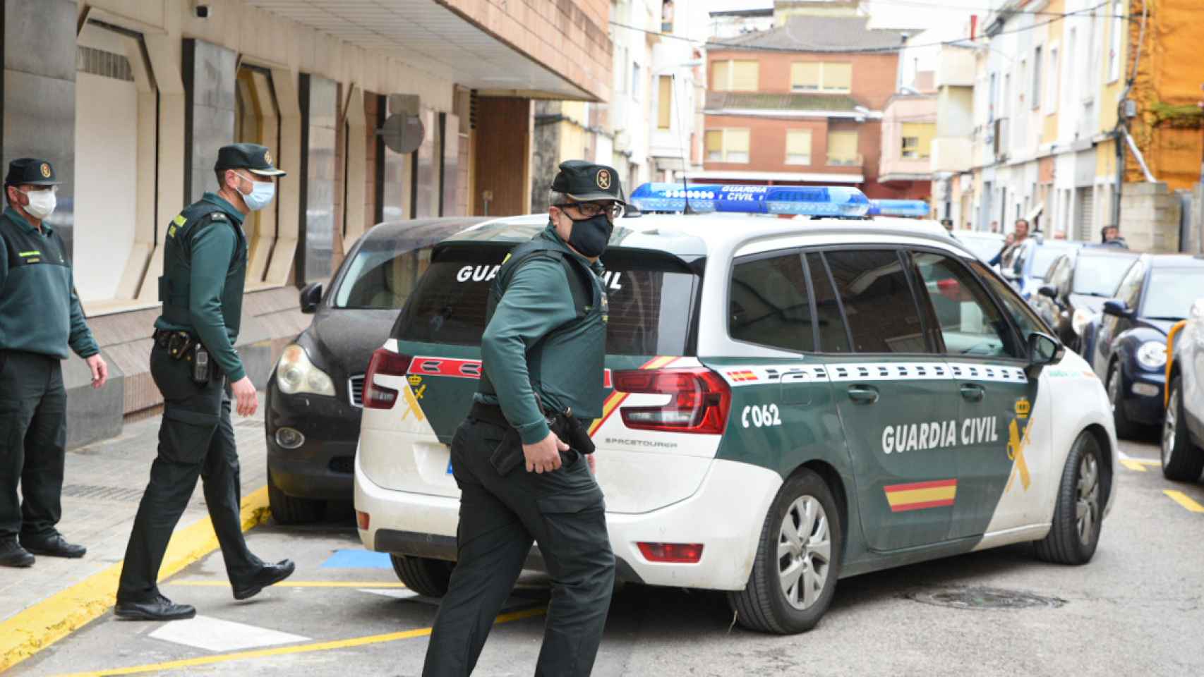 Dispositivo de la Guardia Civil, en Sueca, mientras el filicida pasa a disposición judicial /EP