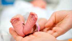 da a luz Pies de un bebé recién nacido / EFE