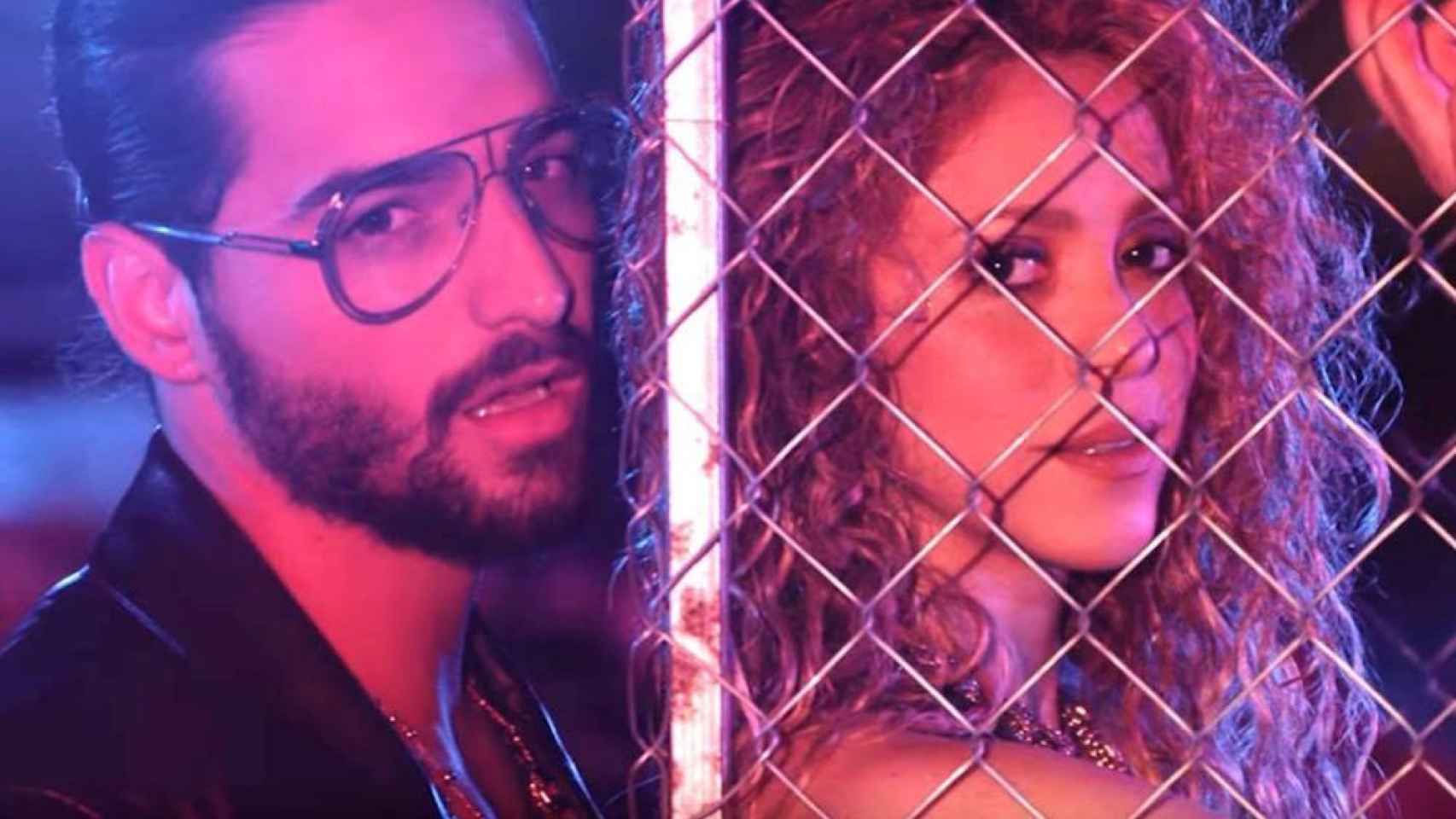 Una foto de Shakira y Maluma en el videoclip de 'Clandestino'