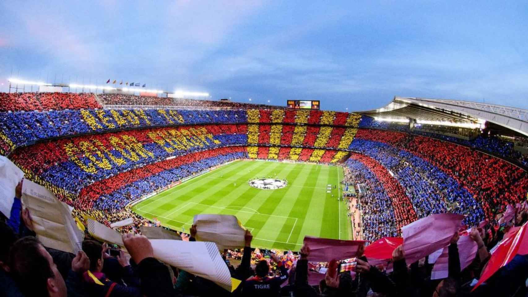 El Camp Nou, lleno de aficionados, en un partido del Barça / FCB