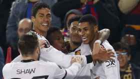 Los jugadores del Manchester United abrazan a Marcus Rashford, autor de un gol contra el Barça / EFE