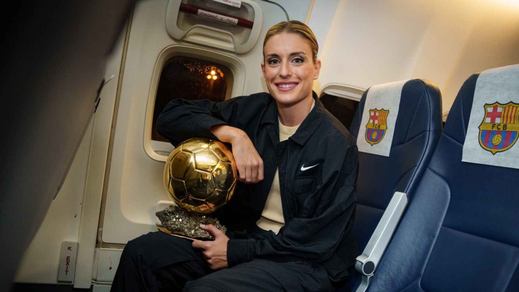 Alexia Putellas, estrella del Barça Femenino, sostiene su segundo Balón de Oro / FCB