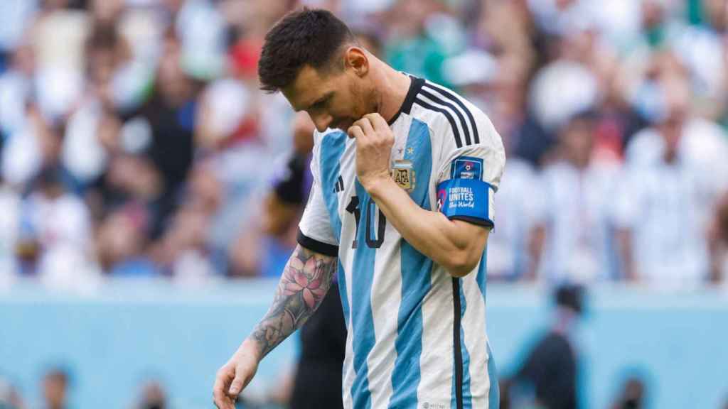 Leo Messi, cabizbajo por la derrota de Argentina contra Arabia Saudí / EFE