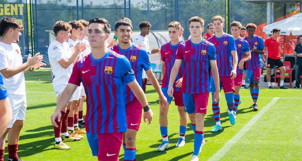 Los jugadores del Juvenil A del Barça, recibiendo el pasillo por parte del San Francisco FCB