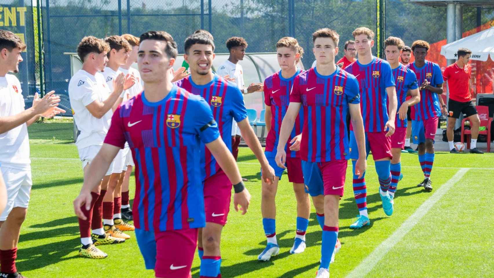 Los jugadores del Juvenil A del Barça, recibiendo el pasillo por parte del San Francisco FCB