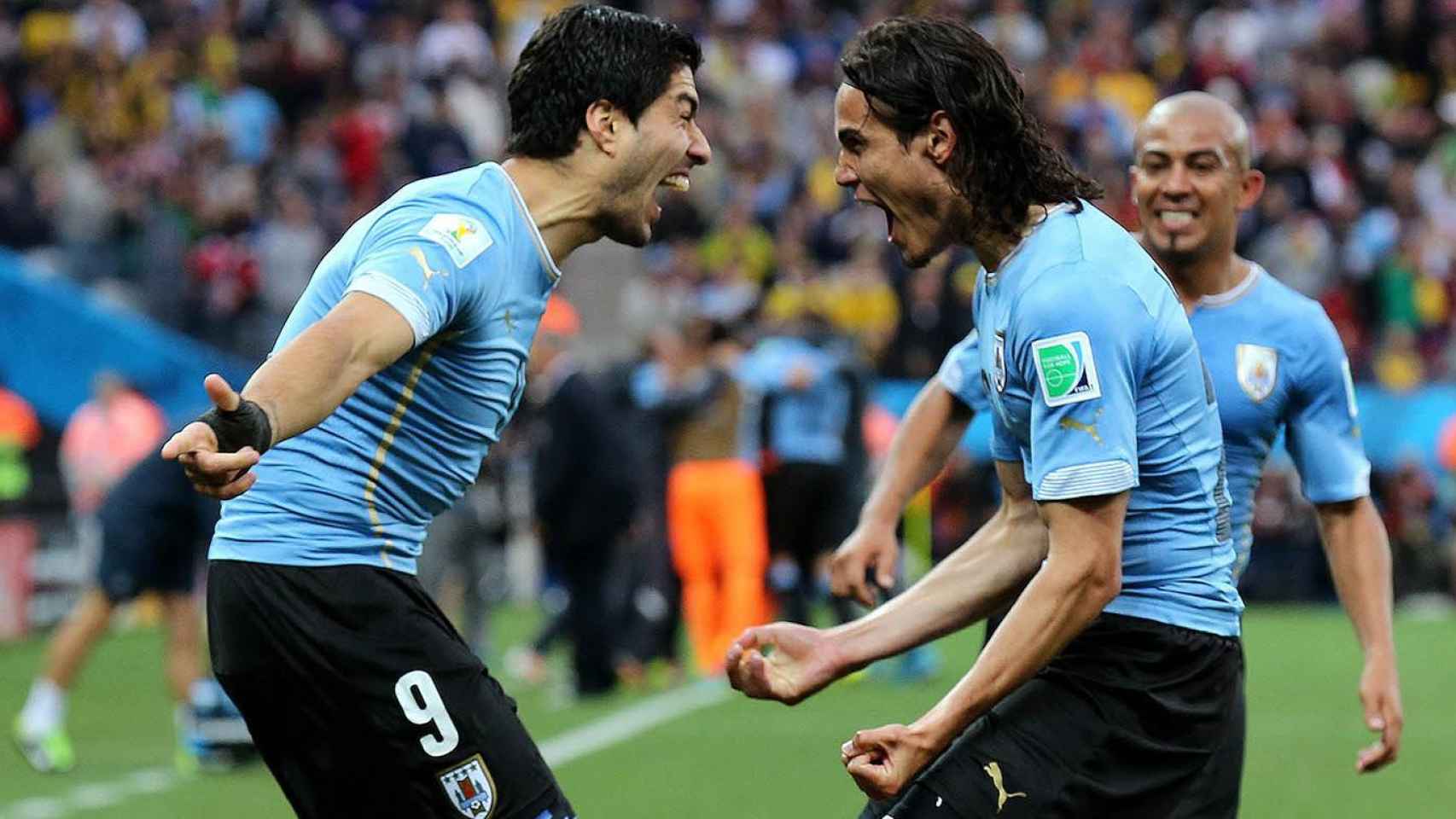 Cavani celebra un gol con Uruguay junto a Luis Suárez | REDES