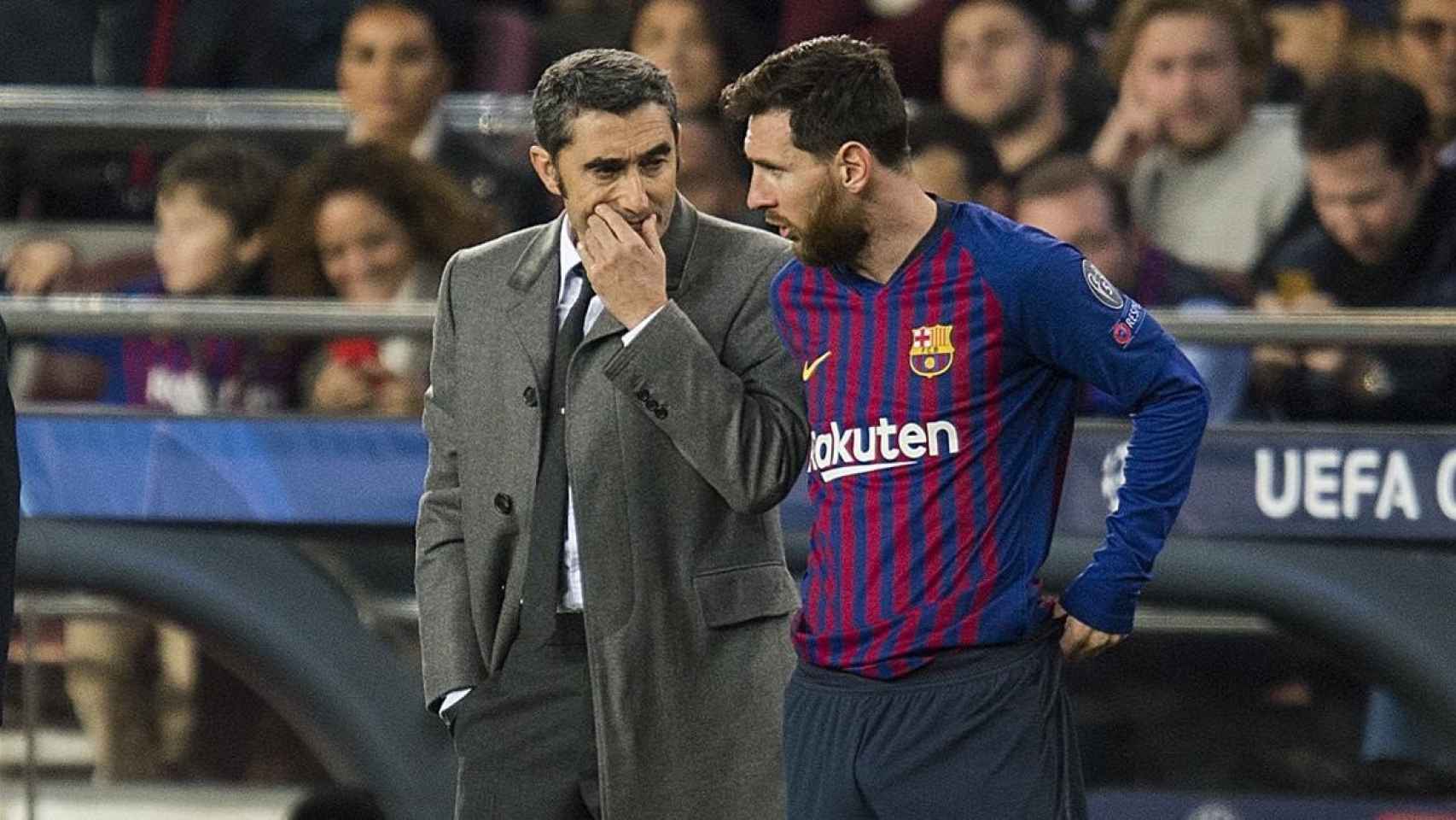 Ernesto Valverde hablando con Leo Messi en un partido en el Camp Nou / EFE