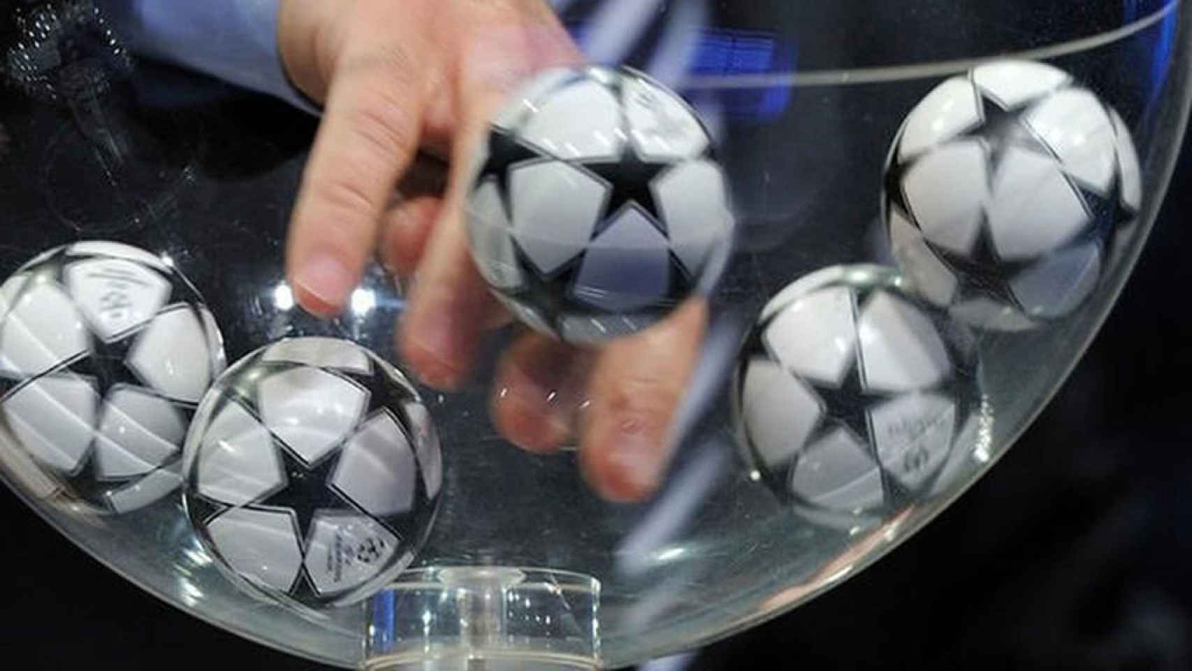 Las bolas del sorteo de la Champions League, en una foto de archivo / EFE