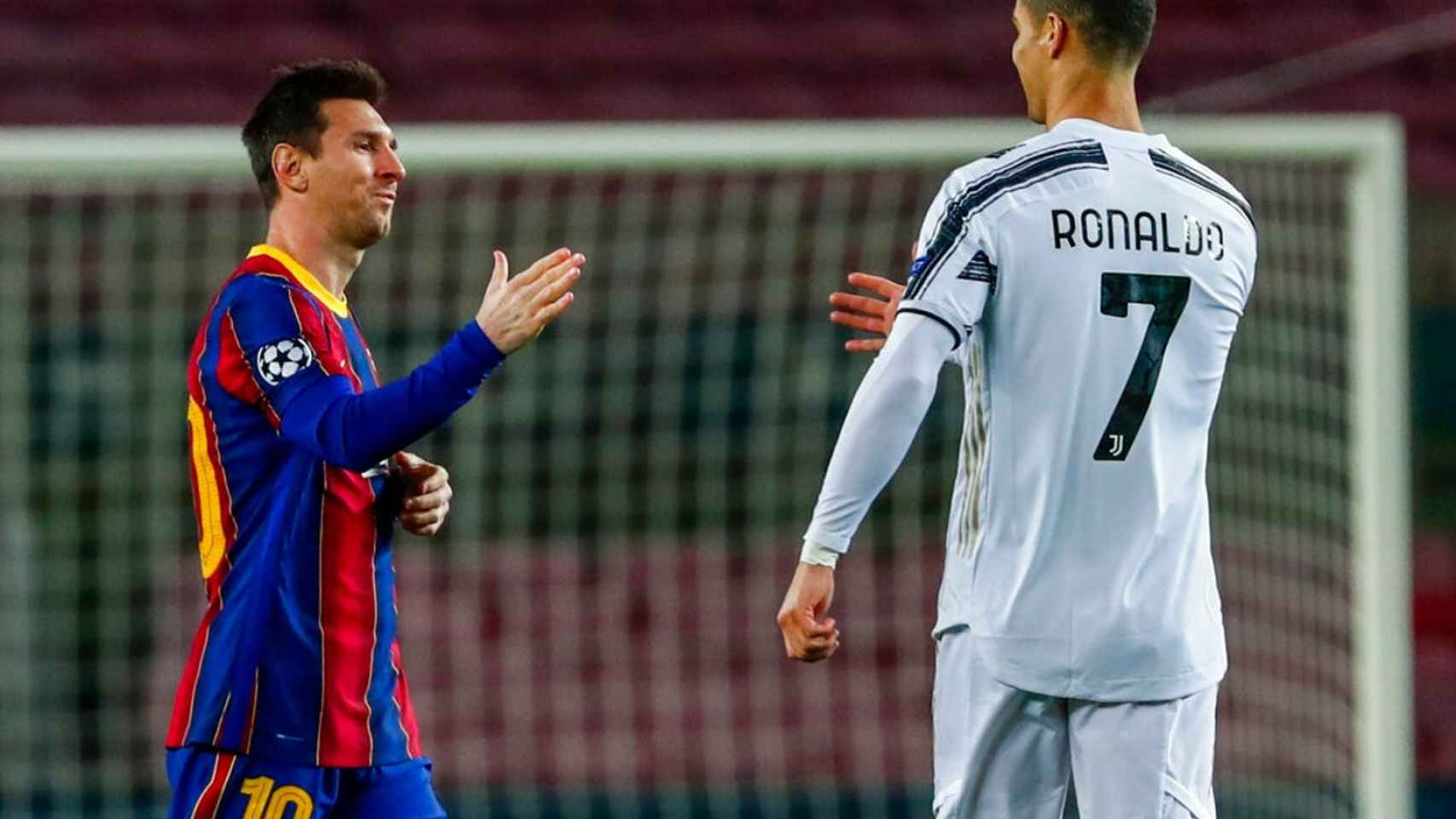 Messi y Ronaldo saludándose antes del pitido inicial / Redes
