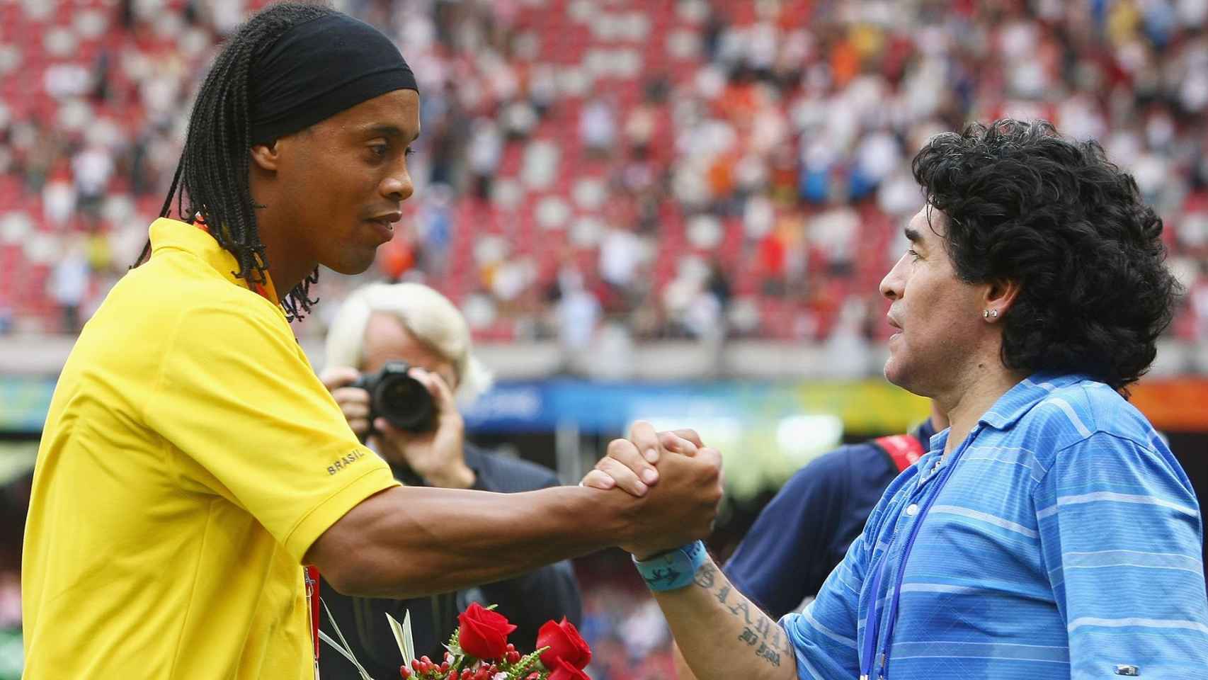 Ronaldinho, saludando a Maradona | REDES