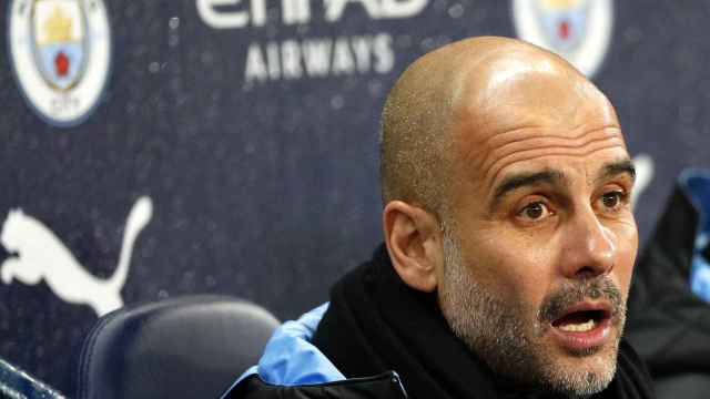 Pep Guardiola en el banquillo del City en el partido contra el West Ham / EFE