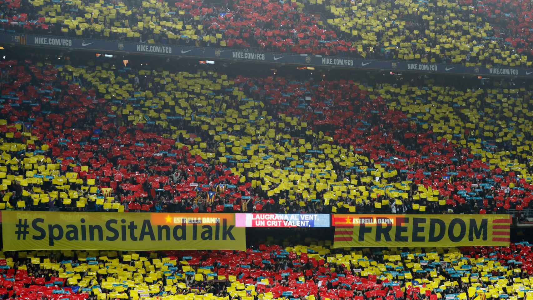 Las pancartas de 'Sit and Talk' que se colgaron en el Camp Nou. Imagen del artículo 'España, arrodíllate y traga' | EFE