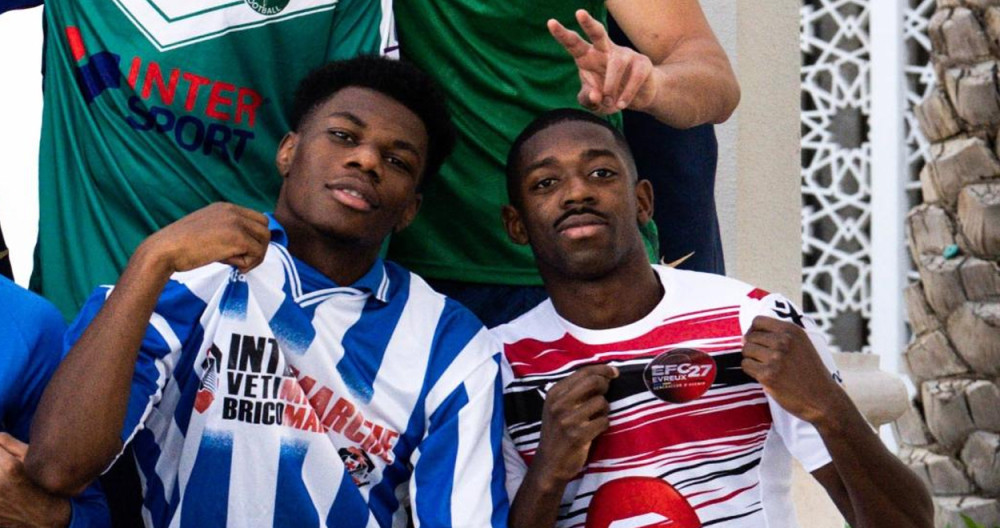 Dembelé posa con la camiseta del Evreux FC, junto a Tchouaméni / REDES