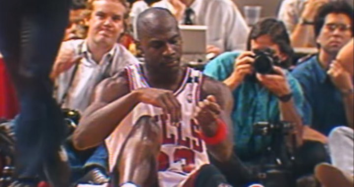 Jordan en el suelo tras una falta de los Pistons / Netflix