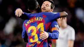 Ansu Fati, abrazando a Leo Messi / EFE