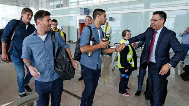 Luis Suárez y Messi bromean con Bartomeu en el aeropuerto / AGENCIAS