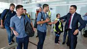 Luis Suárez y Messi bromean con Bartomeu en el aeropuerto / AGENCIAS