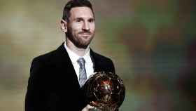 Messi, levantando el Balón de Oro | EFE