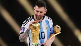 Messi, feliz, toca la copa de campeón del mundo tras la victoria de Argentina ante Francia / EFE