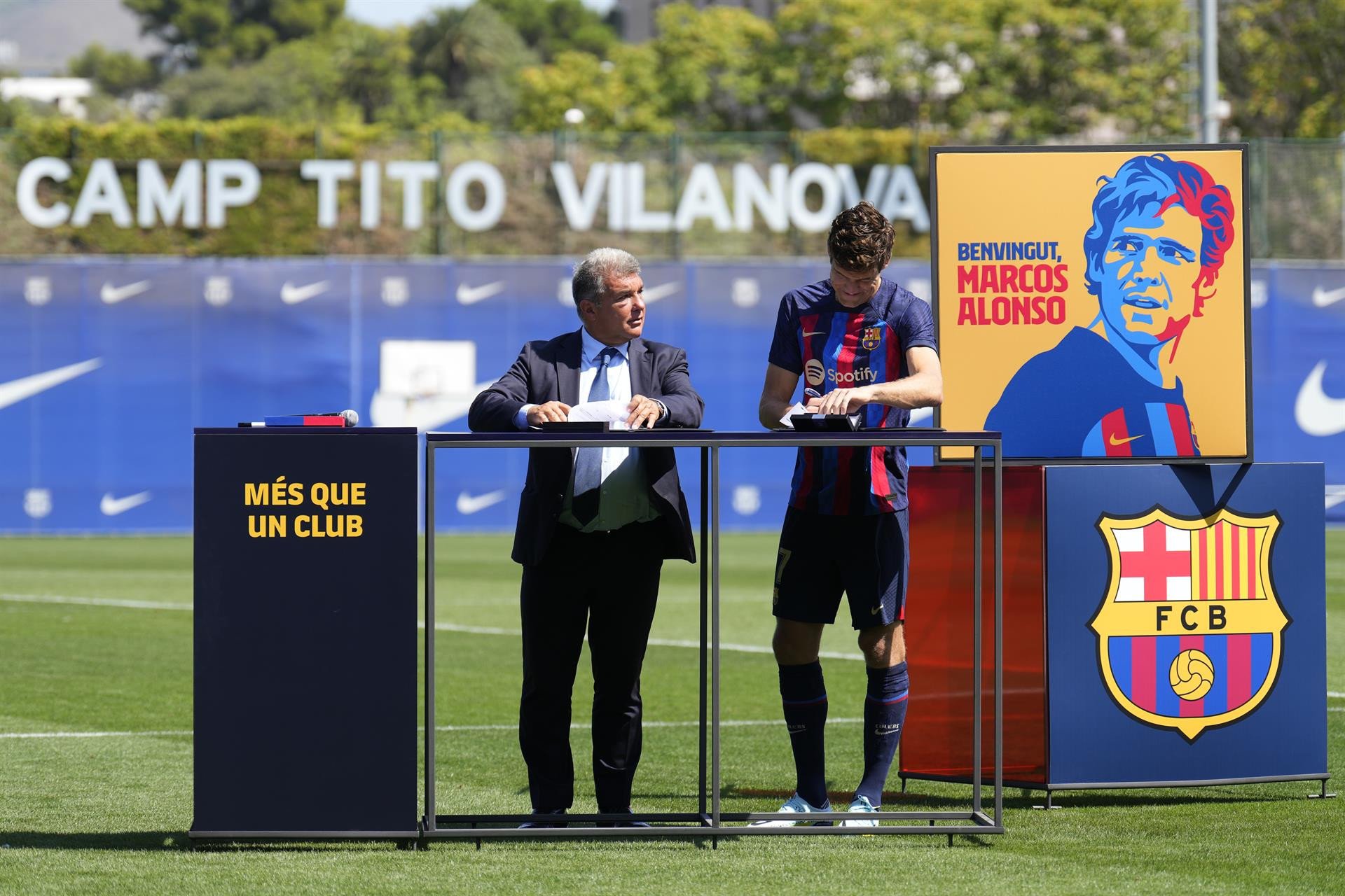 Joan Laporta y Marcos Alonso firman en público el contrato del último fichaje del Barça en 2022 / EFE
