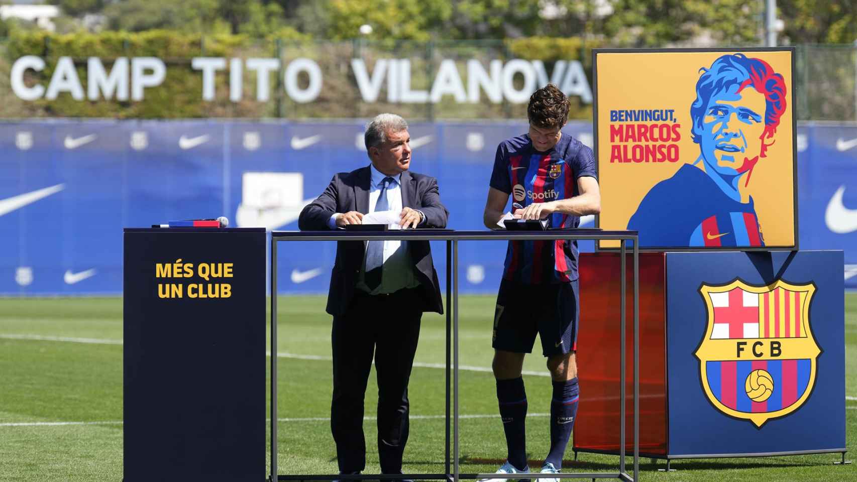Joan Laporta y Marcos Alonso firman en público el contrato del último fichaje del Barça en 2022 / EFE